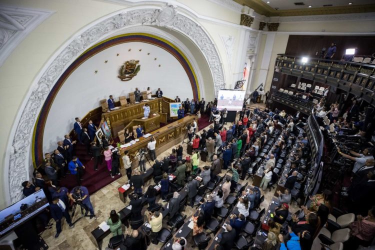 Fotografía de archivo de una sesión en la Asamblea Nacional de Venezuela durante la presentación del "Proyecto de ley contra el fascismo, neofascismo y expresiones similares", el 2 de abril del 2024 en Caracas (Venezuela). EFE/ Miguel Gutierrez