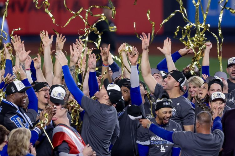 Los miembros de los Dodgers de Los Ángeles celebran después de vencer a los Yankees de Nueva York durante el quinto juego de la Serie Mundial de las Grandes Ligas (MLB) entre el campeón de la Liga Americana, los Yankees de Nueva York, y el campeón de la Liga Nacional, los Dodgers de Los Ángeles, en el estadio de los Yankees en el barrio de Bronx de Nueva York, Nueva York, EE. UU., el 30 de octubre de 2024. EFE/SARAH YENESEL