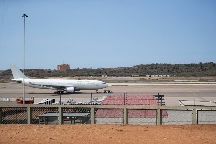 Fotografía de un avión en el Aeropuerto Internacional de Maiquetía Simón Bolívar, en La Guaira (Venezuela). EFE/ Ronald Peña