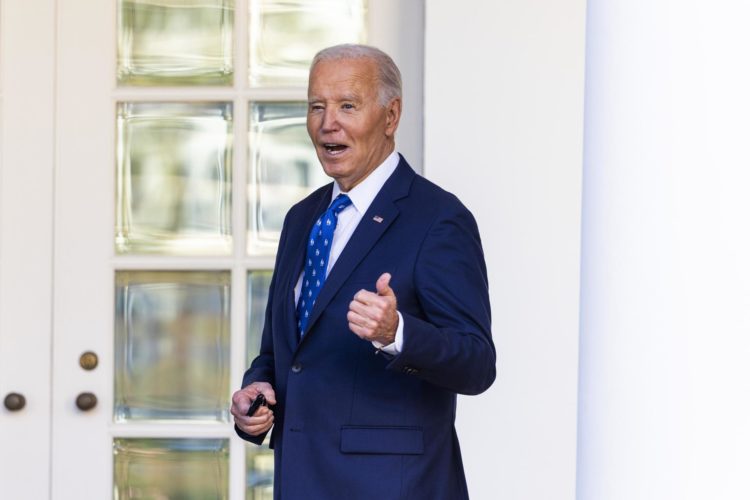 El presidente de Estados Unidos, Joe Biden, espera que su sucesor, Donald Trump, "reconsidere" imponer nuevos aranceles a México y Canadá. EFE/EPA/Jim Lo Scalzo