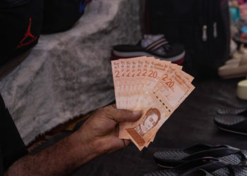 El bolívar cierra noviembre con una devaluación del 10,27 % frente al dólar