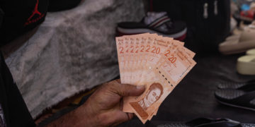 El bolívar cierra noviembre con una devaluación del 10,27 % frente al dólar