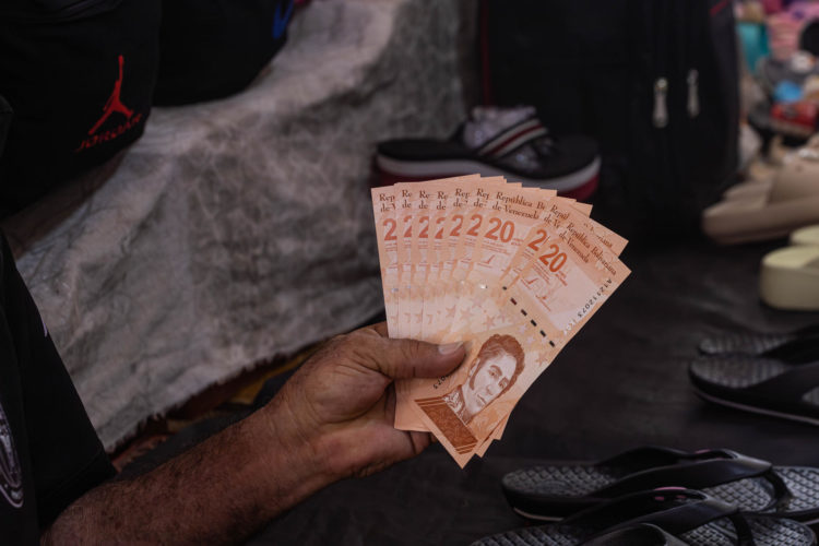 Fotografía de archivo de una persona mostrando billetes de bolívares en Maracaibo (Venezuela). EFE/ Henry Chirinos