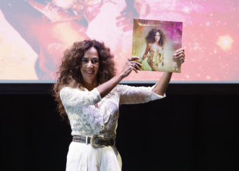 Rosario celebra 30 años de escenarios con un disco que reúne figuras de la música hispana