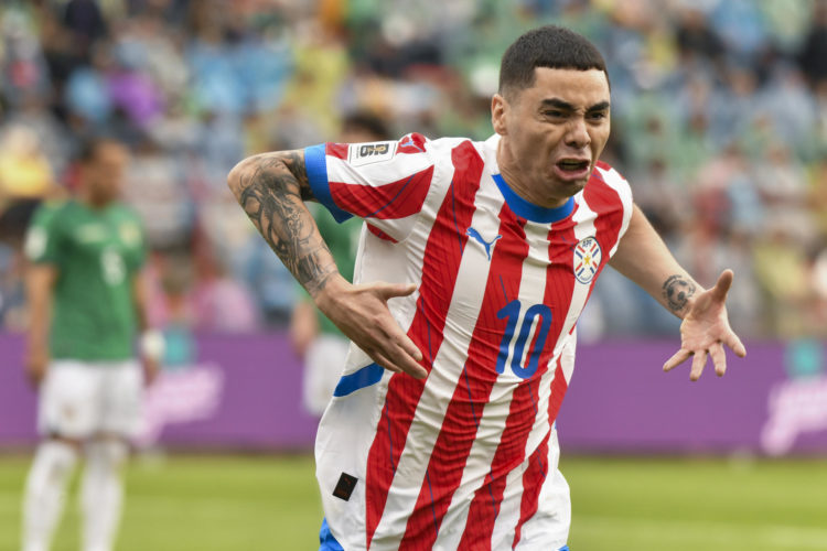 Miguel Almirón de Paraguay celebra un gol en un partido de las eliminatorias sudamericanas para el Mundial de 2026. EFE/ Jorge Abrego