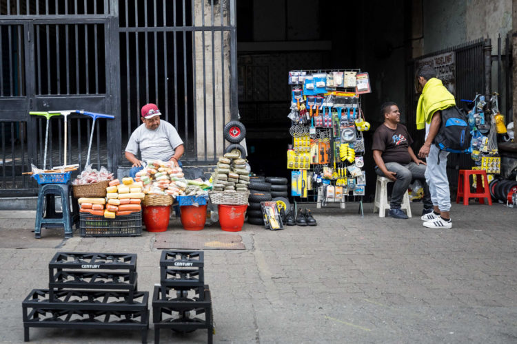 Vendedores informales ofrecen sus productos en una calle, el 13 de noviembre de 2024 en Caracas (Venezuela). EFE/ Miguel Gutierrez