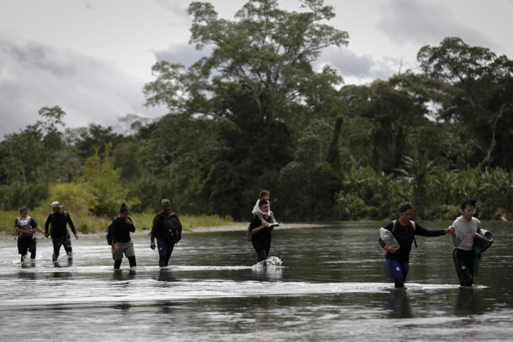 Foto de archivo de migrantes cruzando el río Tuquesa, luego de atravesar la selva del Darién (Panamá). EFE/ Bienvenido Velasco