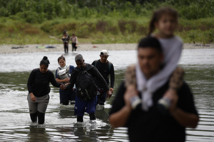 Foto de archivo de migrantes cruzando el río Tuquesa luego de atravesar la selva del Darién, en Panamá. EFE/ Bienvenido Velasco