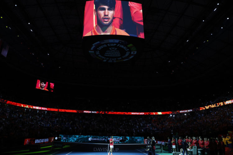 El tenista Rafa Nadal pronuncia unas palabras durante el homenaje que recibe tras el partido de dobles que jugaron los tenistas de España Carlos Alcaraz y Marcel Granollers con la pareja de Países Bajos Wesley Koolhof y Botic Van de Zandschulp, correspondiente a los cuartos de final de la Copa Davis que se disputó en el pabellón Martín Carpena de Málaga. EFE / Jorge Zapata.