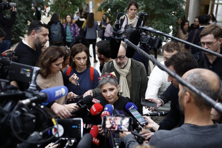 La abogada Beatrice Zavarro, representando al acusado principal Dominique Pelicot, habla con los medios en el tribunal penal de Aviñón, Francia, el 25 de noviembre de 2024. Dominique Pelicot está acusado de drogar y violar a su entonces esposa, Gisele Pelicot. También se le acusa de invitar a docenas de hombres a violarla mientras ella estaba inconsciente en su casa en Mazan, Francia, entre 2011 y 2020. Cincuenta otros hombres están enfrentando juicio por su supuesta participación. Dominique Pelicot podría enfrentar una pena máxima de 20 años de prisión si es condenado. (Francia) EFE/EPA/YOAN VALAT