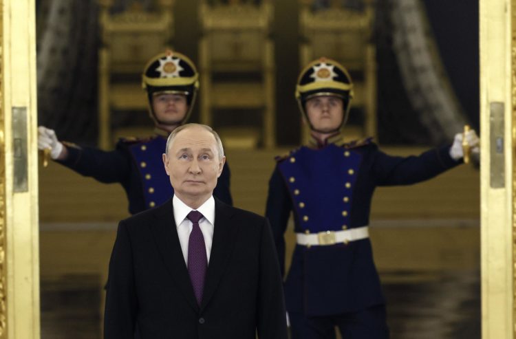 El presidente ruso, Vladímir Putin, llega a la ceremonia de presentación de credenciales de embajadores en Moscú, el 5 de noviembre de 2024. EFE/EPA/YURI KOCHETKOV