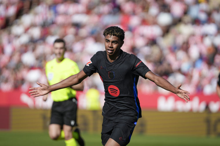 El delantero del Barcelona Lamine Yamal celebra un gol ante el Girona en foto de archivo de David Borrat. EFE