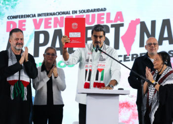 Nicolás Maduro firma la ley que ordena 30 años de prisión a quienes promuevan sanciones