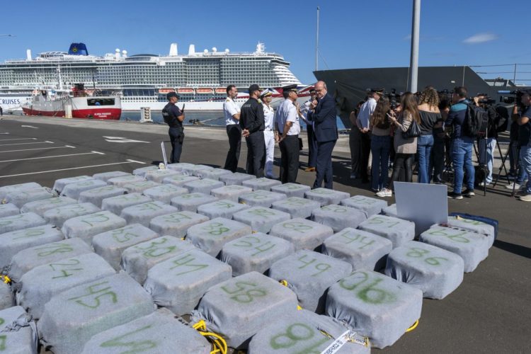 La Policía Nacional y la Armada han interceptado a 900 kilómetros al noroeste de Canarias un pesquero panameño cargado con 4.500 kilos de cocaína que, presuntamente, se iba a ser desembarca en las Rías Baixas, en Galicia. En la imagen, los fardos incautados a su llegada junto con los detenidos a la Base Naval de Las Palmas de Gran Canaria. EFE/Ángel Medina G.