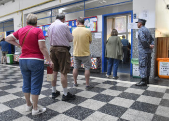Más del 65 % de los uruguayos habilitados ya votaron en los comicios presidenciales