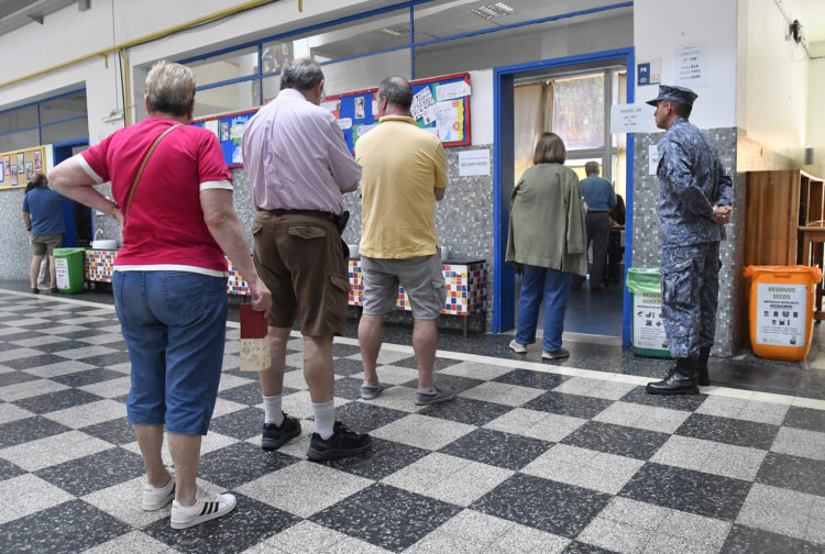 Personas hacen fila para votar durante la segunda vuelta de las elecciones presidenciales, este domingo, en Montevideo (Uruguay). EFE/ Martín Martines