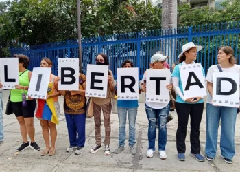 Familiares en Tocuyito esperan excarcelaciones: «Me dieron la libertad”