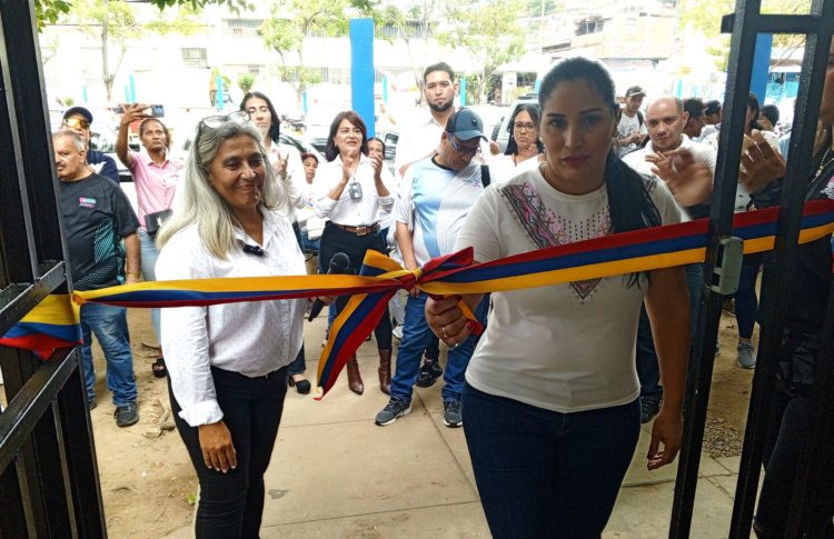 Alcaldesa procede al corte de  cinta inaugural de la sede