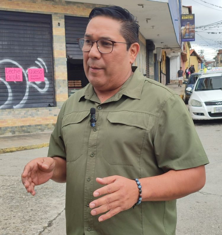 Luis Millán: mas de 15 millones de dólares ha manejado el alcalde y no ha invertido en Mérida

Prensa LM.- Una gestión sin inversión real es la que impera en el municipio Libertador desde hace tres años. Más de 15 millones de dólares han sido manejados por el alcalde y destinados mayoritariamente a gastos de funcionamiento de la alcaldía y no a gastos de inversión para atender los graves problemas que presenta el municipio.

Así lo denunció el concejal de la Unidad, Luis Millán (UNT), este jueves, a propósito de cumplirse tres años de esta gestión municipal.

Millán fustigó el hecho de que Mérida no cuente con un alcalde que se preocupe por solventar los problemas que tiene el municipio y que la prioridad en el gasto no haya sido invertir en temas tan urgentes como son la vialidad y el alumbrado público, a lo cual se le suma el funcionamiento de la red de semáforos de la ciudad.

“Si esos recursos, estamos hablando de 15 millones 250 mil dólares al día de hoy y durante estos tres años de gestión, hubiesen sido reinvertidos en la ciudad, les aseguro que por lo menos el tema de vialidad y alumbrado público estuviera prácticamente solucionado, porque con solo destinar el 52 por ciento de esos recursos al bacheo, hubiese dado para comprar, colocar y distribuir más de 33 mil toneladas de asfalto y cubrir así una buena cantidad de huecos en la ciudad, es decir, unos 125 mil metros cuadrados se hubiesen podido bachear pero lamentablemente no se ha hecho”.

Detalló el concejal que a través del Presupuesto Ordinario se han gastado en el municipio, durante estos tres años, 10 millones 711 mil 567 dólares, y vía Créditos Adicionales por Ingresos Propios, se han gastado 4 millones 537 mil 856 dólares, de los cuales “no se ha invertido ni un centavo en infraestructura, no hay una obra que se haya hecho en el municipio, lo cual deja mucho que desear porque recursos se han tenido para lograr por lo menos una vialidad en óptimo estado, una buena señalética y semáforos que funcionen bien, pero por el contrario, lo que ha reinado es la desidia”.

De los Créditos Adicionales -precisó- más de 2 millones 300 mil dólares han sido destinados a gastos de publicidad y propaganda, relaciones sociales, tintas y pinturas, alimentos y bebidas, productos de papel y cartón, prendas de vestir, productos de seguridad, útiles de escritorio, alquileres de equipos, donaciones a personas, entre otras.

La ciudad no tiene nada que celebrar en cuanto a la gestión municipal; sin embargo, como edil, Luis Millán dijo que sigue en el Concejo Municipal dando la cara, defendiendo los intereses los merideños y seguimos avanzando por una Mérida sostenible.