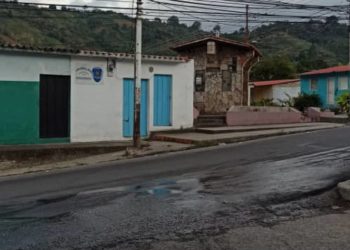 Denuncian que fuga de agua daña el asfalto en Boconó