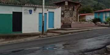 Denuncian que fuga de agua daña el asfalto en Boconó