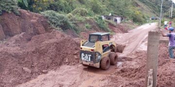 Despliegan maquinaria para atender afectaciones viales por lluvias en 5 municipios de Trujillo