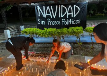 Madres de presos políticos duermen en el suelo esperando la libertad de sus hijos