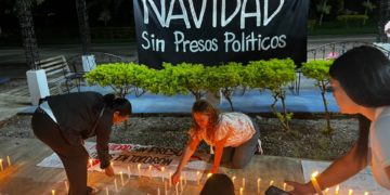 Madres de presos políticos duermen en el suelo esperando la libertad de sus hijos