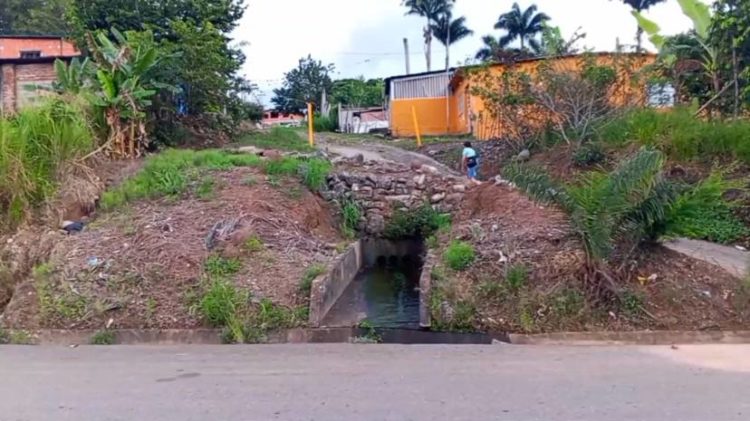 Habitantes de El Poblado solicitan apoyo del consejo comunal del sector y de los distintos entes gubernamentales. Foto: Leonardo Contreras