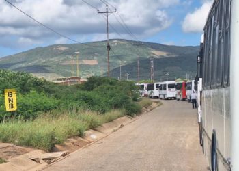 Con tanquetas, autobuses y helicópteros tomaron las cárceles de Fénix y Uribana