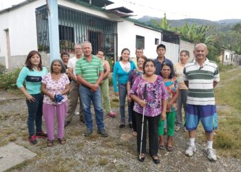 Familias boconesas piden al alcalde asfaltado de vía