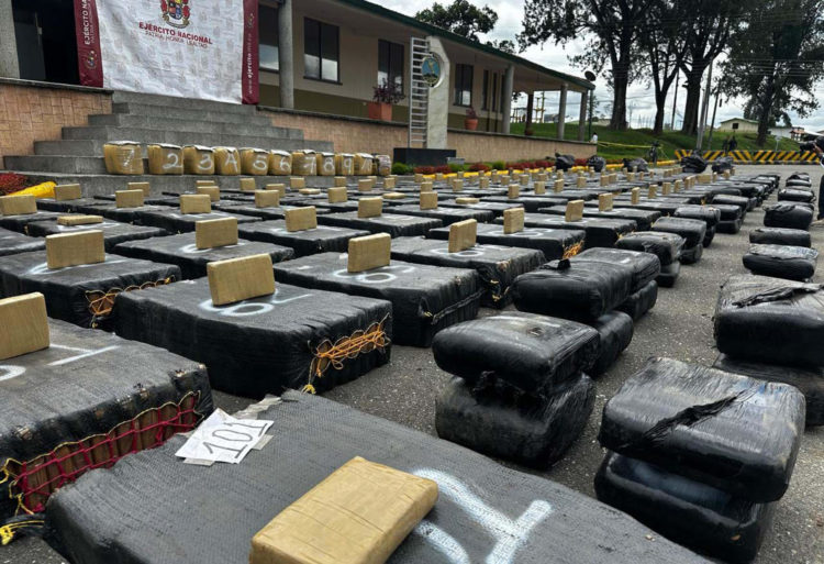 Fotografía cedida por la oficina de prensa del Ejército de Colombia de varios paquetes de marihuana incautados este domingo en Silvia (Colombia). EFE/Ejército de Colombia