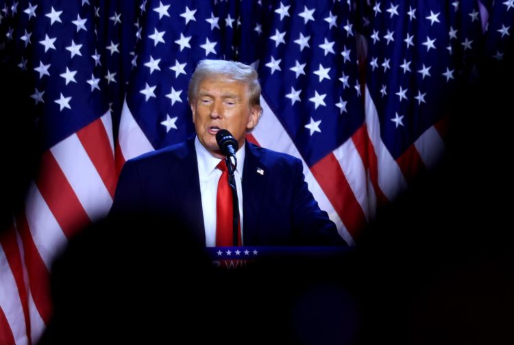 El candidato presidencial republicano Donald J. Trump se dirige a sus partidarios en la fiesta de observación de la noche de las elecciones en el Centro de Convenciones de West Palm Beach en West Palm Beach, Florida, EE. UU., el 6 de noviembre de 2024.EFE/EPA/Cristobal Herrera-Ulashkevich