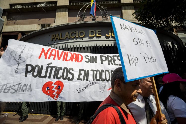 Imagen de archivo de un hombre que se manifiesta para solicitar la libertad de sus familiares detenidos tras las elecciones presidenciales del 28 de julio en Venezuela, frente al Palacio de Justicia, en Caracas. EFE/ Miguel Gutiérrez