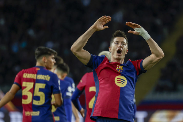 El delantero polaco del FC Barcelona Robert Lewandowski celebra tras anotar un gol de penalti, el primero de su equipo, durante el encuentro correspondiente a la fase regular de la Liga de Campeones que disputan FC Barcelona y Brest en el estadio Lluis Company, en Barcelona. EFE/ Alberto Estevez