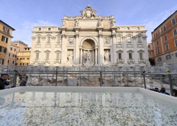 La Fontana de Trevi ya se puede observar de cerca gracias a una polémica pasarela