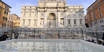 La Fontana de Trevi ya se puede observar de cerca gracias a una polémica pasarela