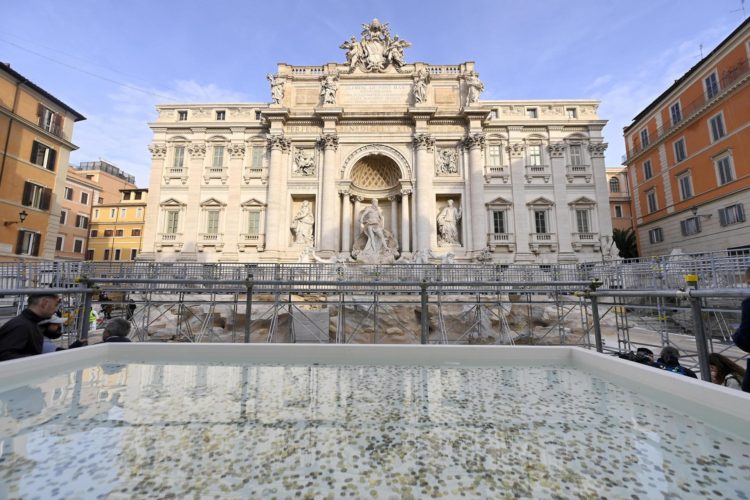 Roma.- La Fontana de Trevi estrena este sábado una pasarela que permite observar de cerca, mientras se restaura, uno de los monumentos más emblemáticos de Roma, un experimento que permitirá evaluar la futura entrada de pago y que ha desatado la polémica entre los comerciantes. EFE/EPA/RICCARDO ANTIMIANI