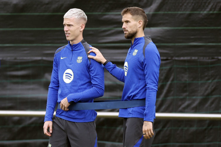 Los jugadores del FC Barcelona Dani Olmo e Iñigo Martínez (d) durante el entrenamiento del lunes en la Ciudad Deportiva Joan Gamper, para preparar el partido de la 5ª jornada de la Liga de Campeones ante el Brest el Estadio Olímpico Lluís Companys de Barcelona. EFE/Alberto Estévez