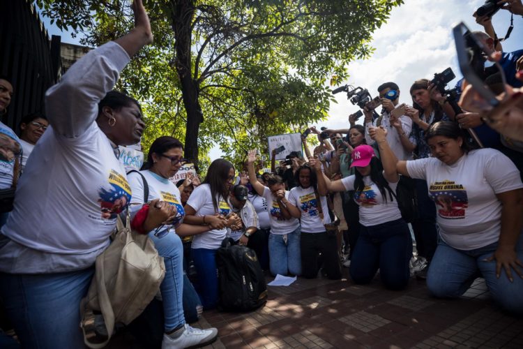 Personas se manifiestan el 7 de noviembre del 2024 solicitando la libertad de sus familiares detenidos tras las elecciones presidenciales del 28 de julio, frente al Palacio de Justicia, en Caracas (Venezuela). EFE/ Miguel Gutierrez