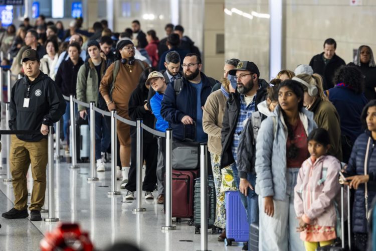 Pasajeros de aerolíneas esperan en fila para pasar por seguridad el día antes del Día de Acción de Gracias, tradicionalmente uno de los días de viaje más ocupados del año, en el Aeropuerto Nacional Ronald Reagan de Arlington, Virginia, EE. UU., 27 de noviembre de 2024. EFE/Jim Lo Scalzo