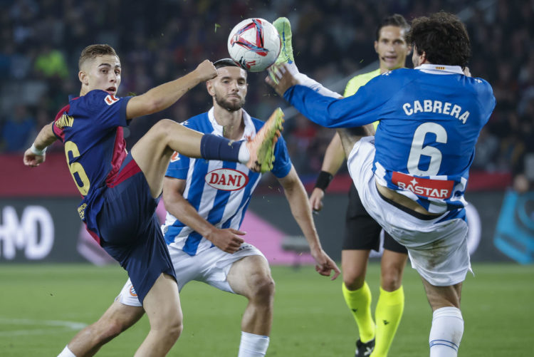 El centrocampista del FC Barcelona Fermín López (i) y el defensa del Espanyol Leandro Cabrera (d), en acción durante el partido de LaLiga que enfrentó al FC Barcelona contra el Espanyol este domingo en el Camp Nou en Barcelona.  EFE/ Andreu Dalmau