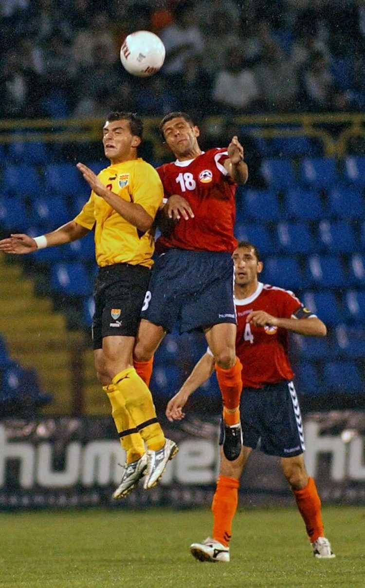 En la imagen de archivo, el futbolista macedonio Vlade Lazarevski (i) pelea por el balón con el armenio Aleksandr Tadevosian (d) en el partido clasificatorio para el Mundial de Alemania 2006, en Yerevan, Armenia. EFE/Stringer