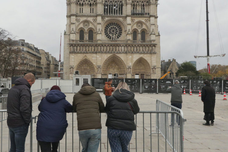 Turistas frente a la catedral de Notre Dame en París este miércoles. Una ceremonia de perfil oficial el 7 de diciembre, a la que acudirá el presidente francés, Emmanuel Macron, e invitados de alto nivel, y una misa el 8 de diciembre reabrirán la catedral de Notre Dame tras algo más de cinco años de restauraciones por el grave incendio de abril de 2019. EFE/ Edgar Sapiña Manchado