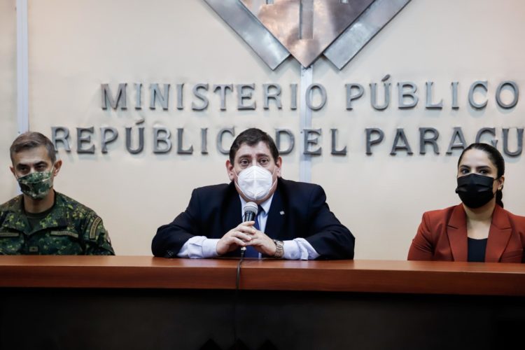 Fotografía de archivo en donde se ve a Federico Delfino (c), fiscal de Paraguay, en la sede del Ministerio Público, en Asunción (Paraguay). EFE/ Nathalia Aguilar