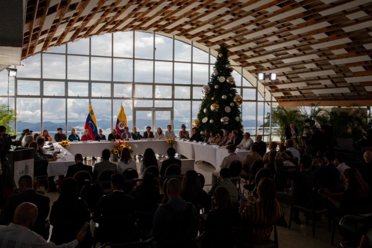 Fotografía de archivo del diálogo de paz entre el Gobierno de Colombia y el ELN, en el hotel Humboldt ubicado en el parque nacional Waraira Repano (Avila), en Caracas (Venezuela). EFE/ Rayner Peña R