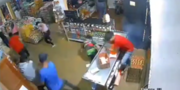 Lanzan bombas lacrimógenas a supermercado en Motatan