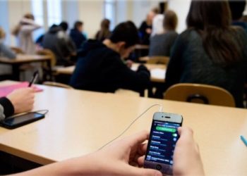Anuncian plan piloto para regular el uso de celulares en escuelas