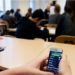 Anuncian plan piloto para regular el uso de celulares en escuelas