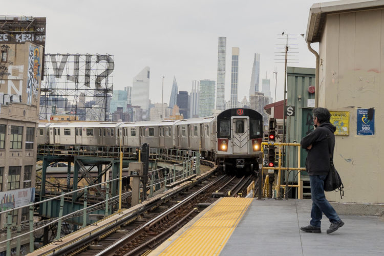 Una persona espera el tren de la línea 7, el 14 de noviembre de 2024, en Nueva York (Estados Unidos). EFE/ Ángel Colmenares